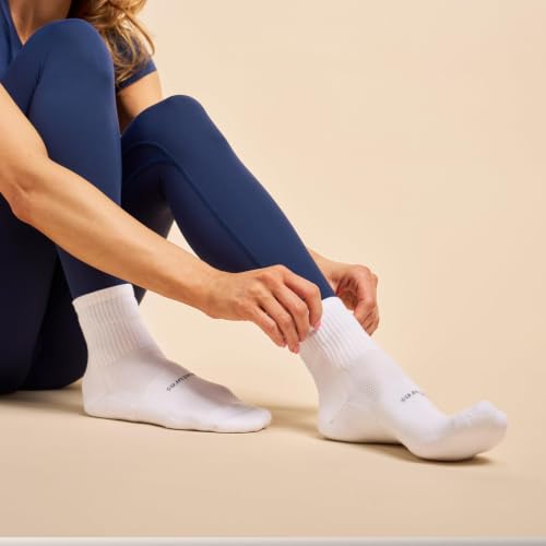 Feetures High Performance Max Cushion Quarter Tall Socks - Medium White (3 Pair)