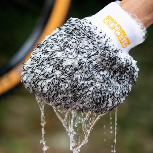 Gtechniq Bike Wash, 8.45 fl oz | Effectively Removes Stubborn Dirt, Maximizes Gloss, High Foaming Concentrated Formula, Up to 25 Washes, Biodegradable