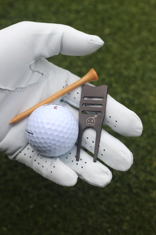 Fastfuse Titanium 4-in-1 Golf Divot Repair Tool & Ball Marker - Club Tee - Groove Cleaner - Putting Alignment Aid - Black