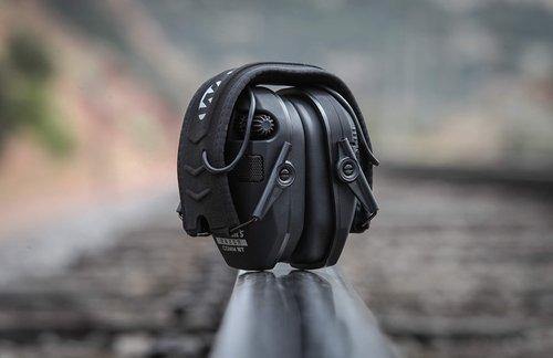 Walker's Razor Slim Electronic Quad Muff (Black) with Hearing Protection Case