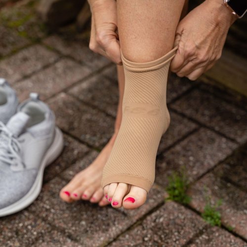 OrthoSleeve FS6 Foot Bracing (Single Sleeve) treats Plantar Fasciitis, Achilles Tendonitis and relieves heel pain in a soft, moisture-wicking fabric (Black, Medium)