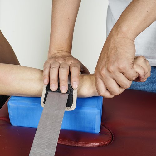 TWAKYIS Mobilization Belt for Physical Therapy - Effective Rehab and Manual Therapy | Nylon Strap with Pad and Push Button Buckle Release Mobilization Belt Physical Therapy (White)