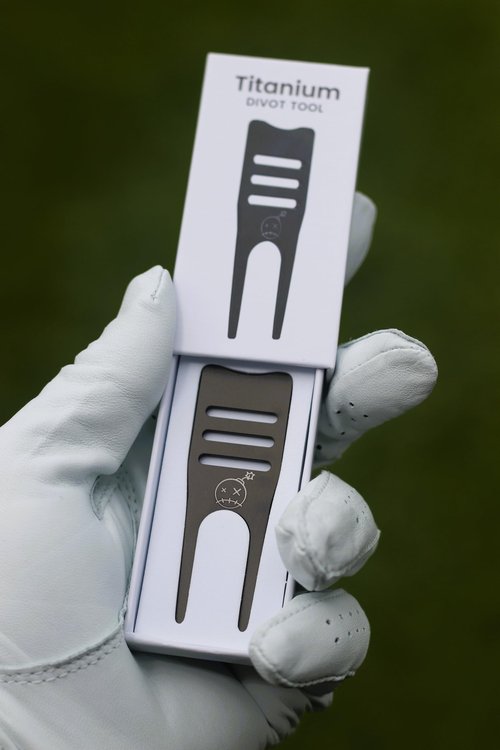 Fastfuse Titanium 4-in-1 Golf Divot Repair Tool & Ball Marker - Club Tee - Groove Cleaner - Putting Alignment Aid - Black