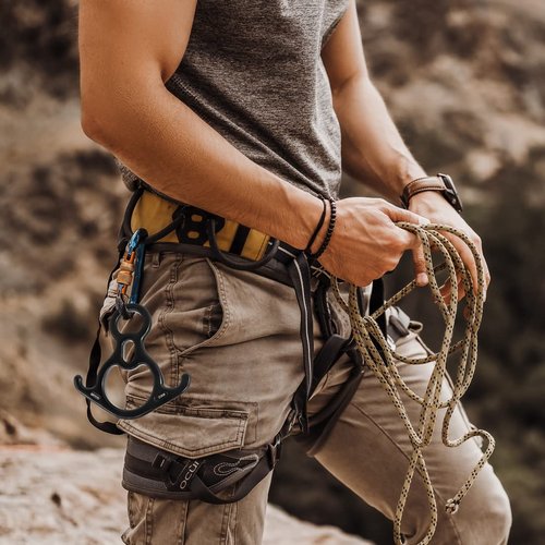 NewDoar 50KN 11000 LBF Rescue Figure,8 Descender Large Bent-Ear Belaying and Rappelling Gear Belay Device for Rock Climbing, Aerial dance,Ziplining and Peak Rescue 7075 Aluminum Alloy(black)
