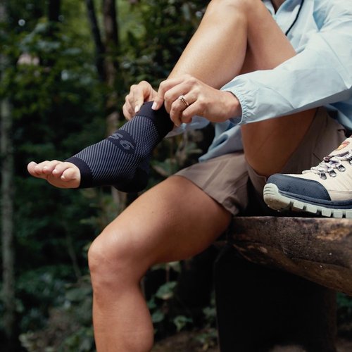 OrthoSleeve FS6 Foot Bracing (Single Sleeve) treats Plantar Fasciitis, Achilles Tendonitis and relieves heel pain in a soft, moisture-wicking fabric (Black, Medium)