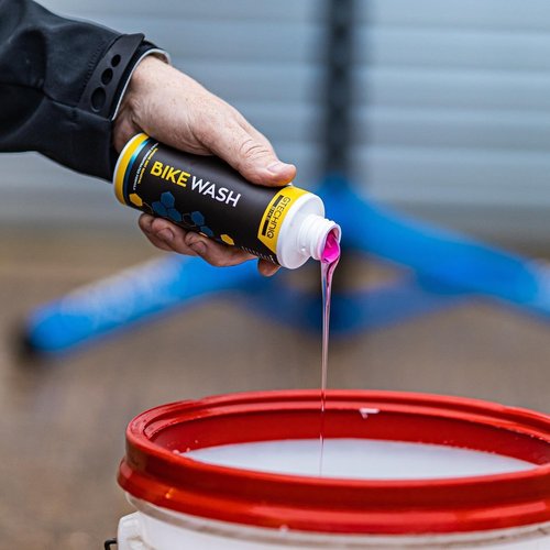 Gtechniq Bike Wash, 8.45 fl oz | Effectively Removes Stubborn Dirt, Maximizes Gloss, High Foaming Concentrated Formula, Up to 25 Washes, Biodegradable