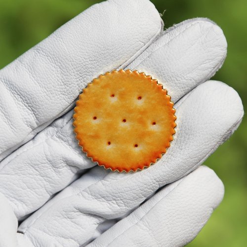 SPORTY BUFF Cracker Golf Ball Marker, Premium Custom 3D Design Ball Marker, Great Golf Accessories Golf Gifts for Men Women Golfers (Gilmore Cracker)
