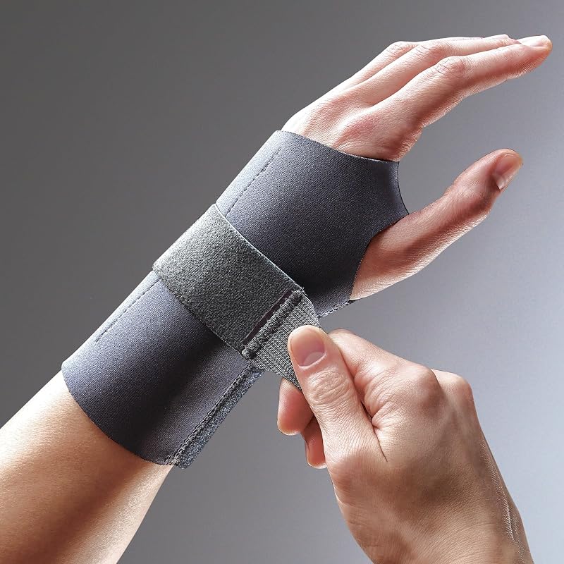 FUTURO Compression Stabilizing Wrist Brace - Breathable, Small/Medium