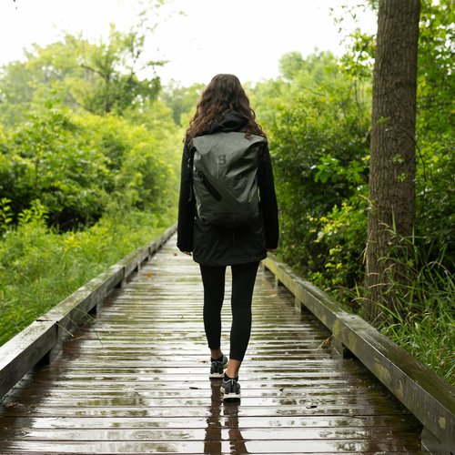 geckobrands Lightweight 30L Waterproof Backpack - Lightweight Watertight Outdoor Bag Hiking Traveling Light Water Activities