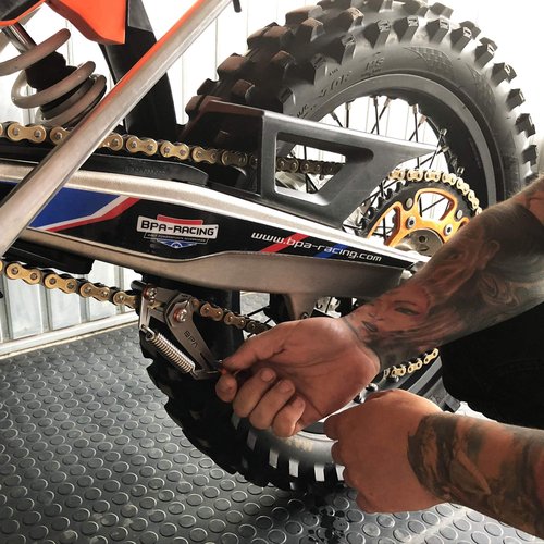 BPA-RACING Motorcycle Chain Slack Adjuster Tool - Innovative Chain Tensioner Tool for Easy, Quick & Precise Chain Slack Adjustment- Chain Alignment Tool (Orange)