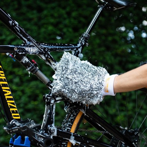Gtechniq Bike Wash, 8.45 fl oz | Effectively Removes Stubborn Dirt, Maximizes Gloss, High Foaming Concentrated Formula, Up to 25 Washes, Biodegradable