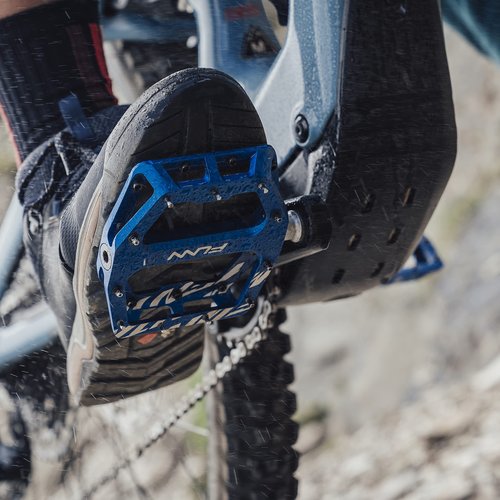 Funn Funndamental Flat Pedals - Wide Platform Bicycle Pedals for BMX/MTB Mountain Bike, Adjustable Grip for Outstanding Stability, 9/16-inch CrMo Axle (Blue)
