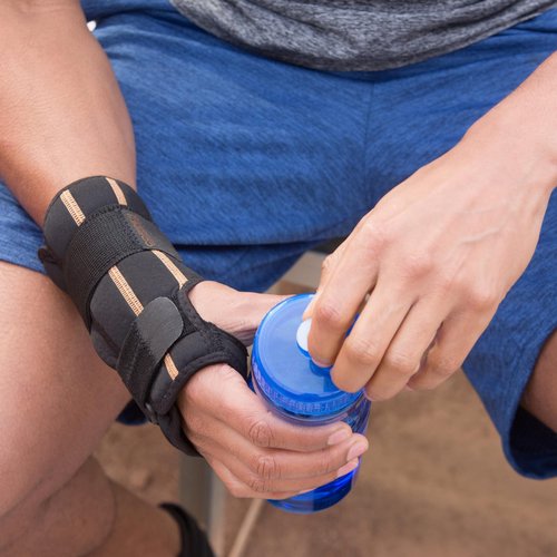 Copper Fit Unisex Adult Fingerless Rapid Relief Adjustable Wrist Wrap with Ice Pack or Heat Therapy, Black, Adjustable