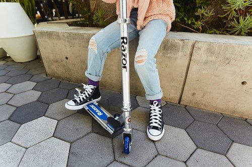 Hurtle Kids Scooter - Adjustable Height 3-Wheel Kick Scooter with Foldable Seat & Flashing Lights | For Ages 1-12