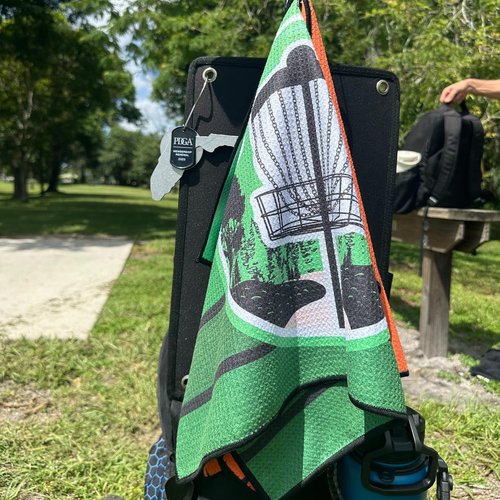 Disc Golf Towel - Highly Absorbent Quick Dry Microfiber with Grommet and Clip for Disc Golf Bags and Carts. 15x23 inches (Green)