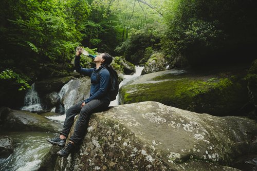 LifeStraw Peak Series – Solo Personal Water Filter for Hiking, Camping, Travel, Survival and Emergency preparedness. Removes Bacteria, parasites and microplastics, Blue Raspberry