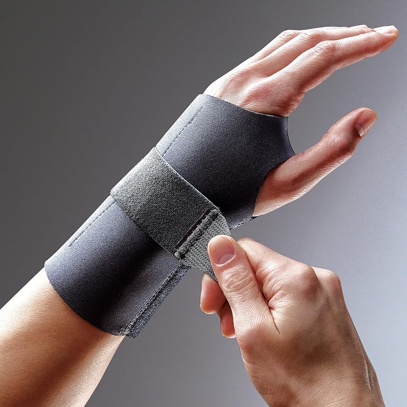 FUTURO Compression Stabilizing Wrist Brace - Breathable, Small/Medium